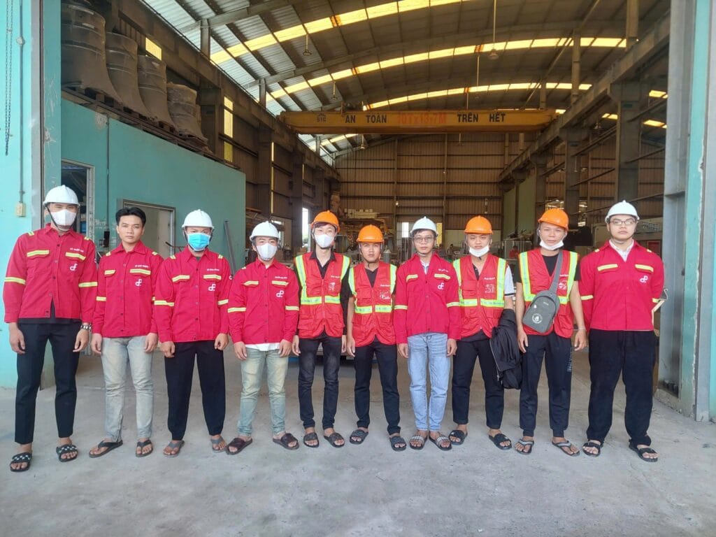 Sinh viên đi thực tập tại nhà máy