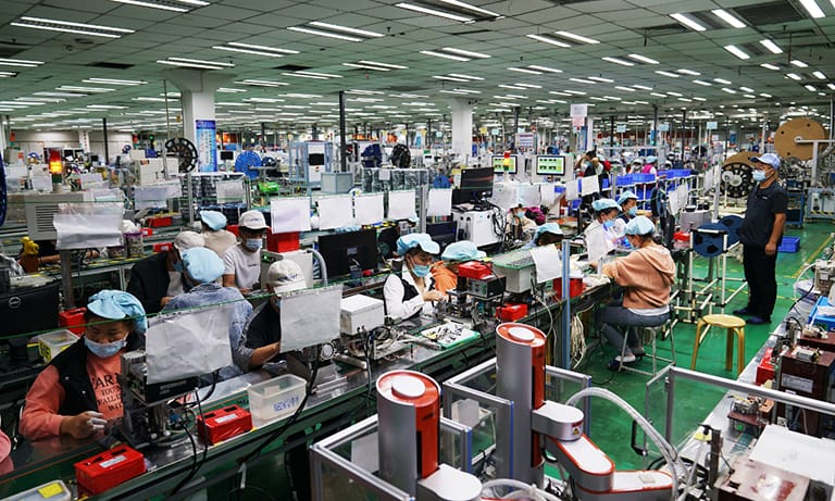 Công nhân làm trong nhà máy mát mẻ thay cho lao động ngoài trời