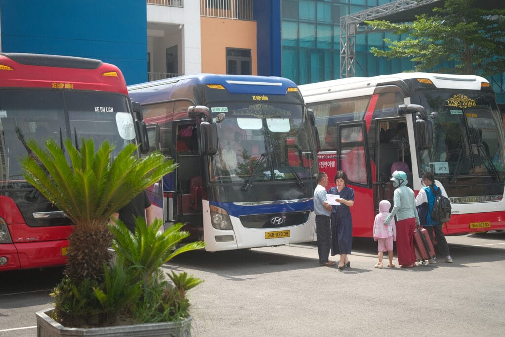 Học sinh trường Bắc Thăng Long khởi hành đi thực tập tại nhà máy Brother