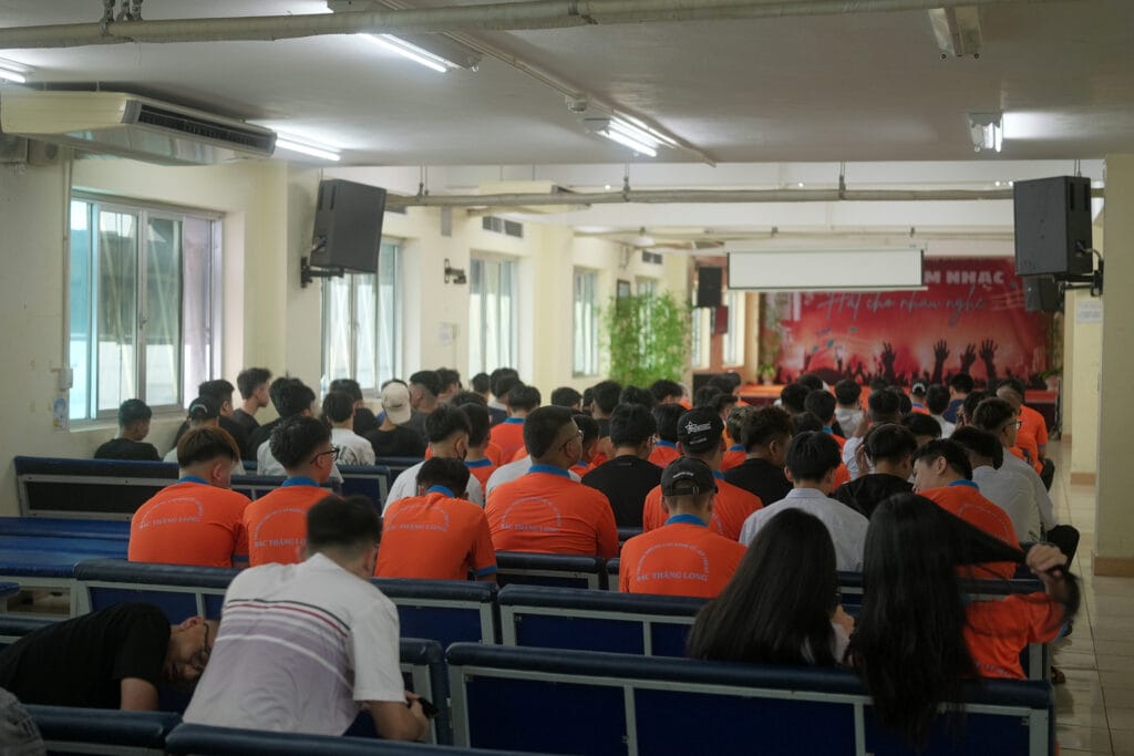 Các bạn học sinh lắng nghe nội quy công ty Brother