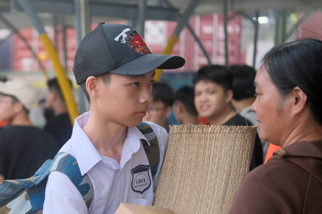 Học sinh nhận chiếu và quạt phía đội ngũ Kanata