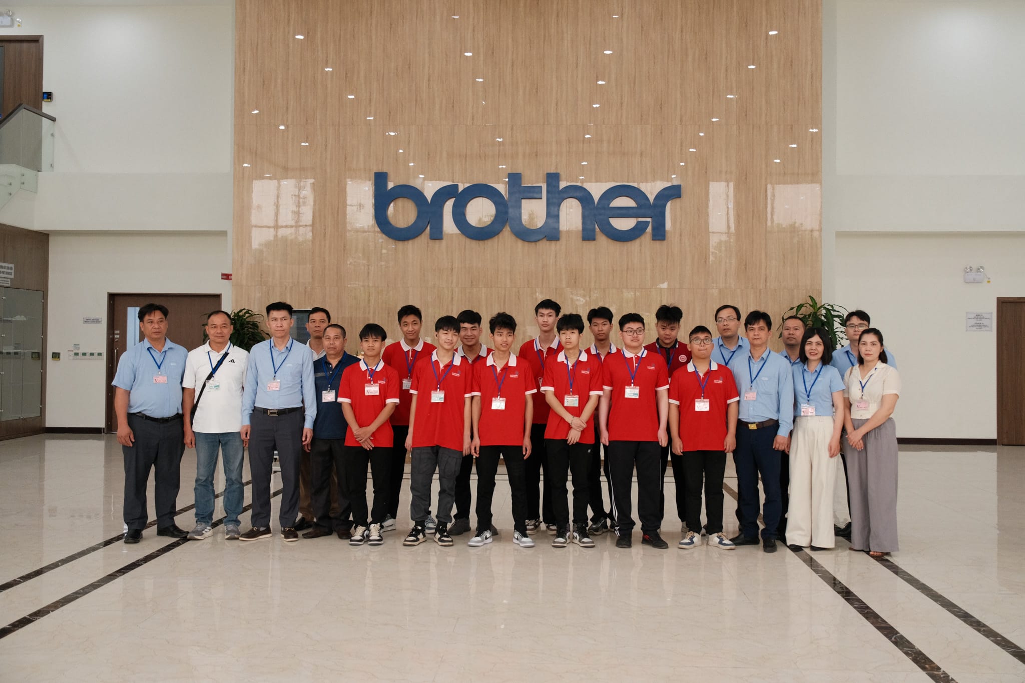 Học sinh trải nghiệm nhà máy Brother